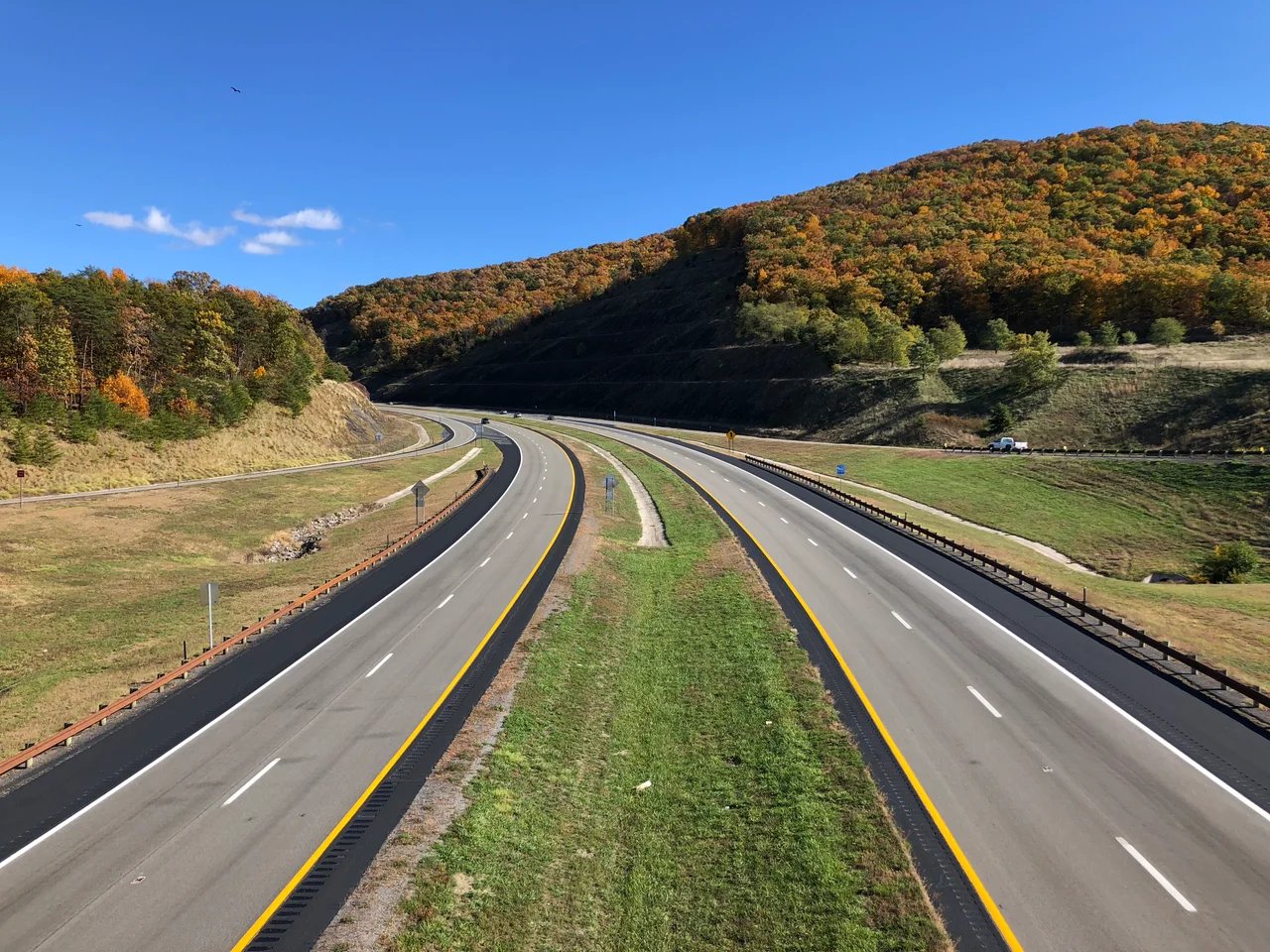 View east along U.S. Route 48 and West Virginia State Route 55 (Corridor H) from the overpass for McCauly Road in Fort Run, Hardy County, West Virginia