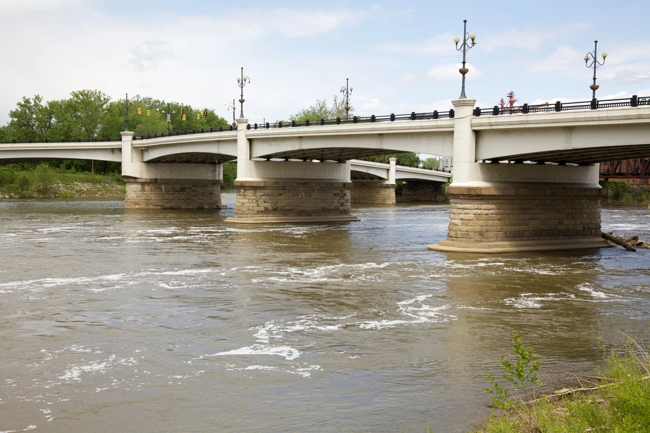 Why not?  West Main St. and Linden Avenue approach from the other side of the Muskingum river meet in separate feeder bridges offshore, and then continue  combined bridge to the other side and become East Main Street.