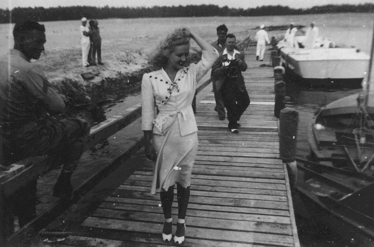 Betty Grable visits the Marines at New River, North Carolina.  From the Edwin Kochmanski Collection (COLL/5467) at the Marine Corps Archives and Special Collections

OFFICIAL USMC PHOTOGRAPH