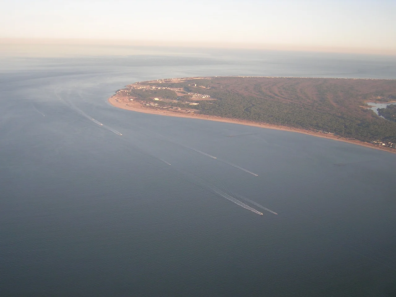 w:Cape Henry in Virginia Beach, USA. Taken from a descending airplane above the entrance to the Chesapeake Bay at approximately 36°56′11.54″N 76°05′24.31″W﻿ / ﻿36.9365389°N 76.0900861°W﻿ / 36.9365389; -76.0900861, facing approximately 105°.