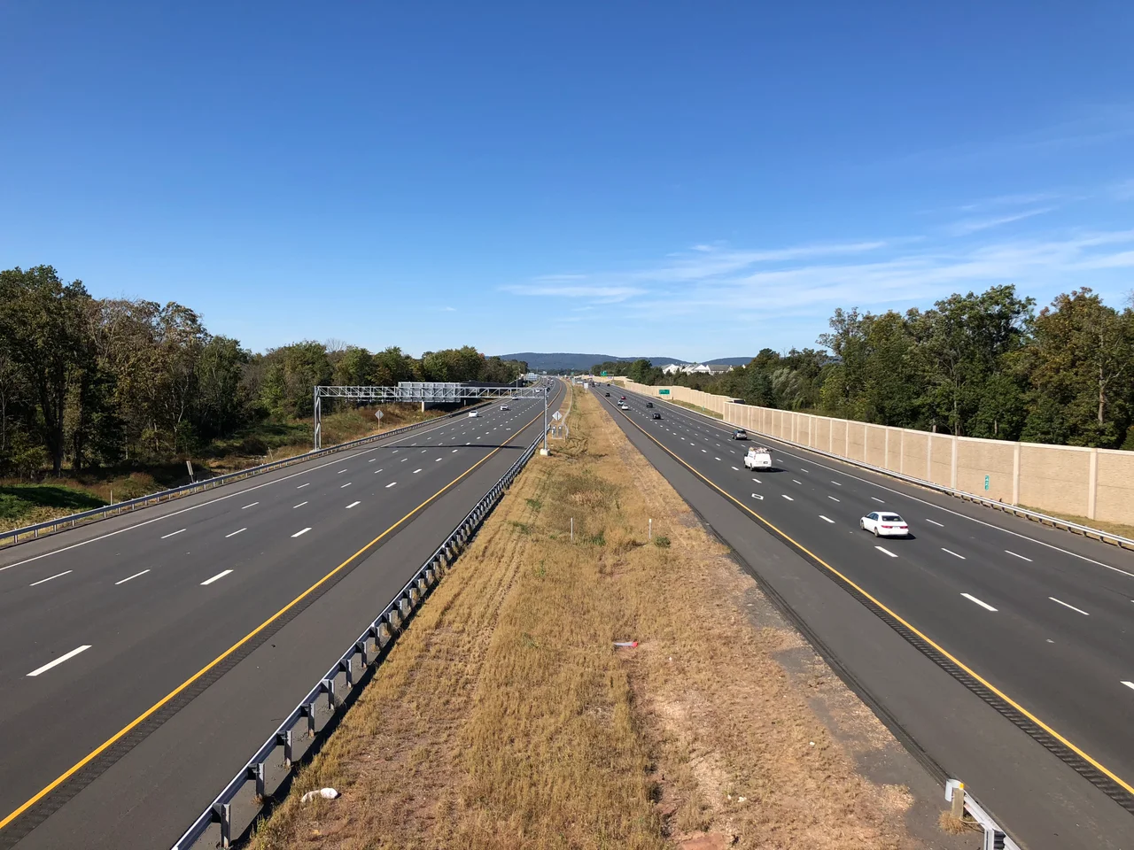 View west along Interstate 66 from the overpass for Catharpin Road (Virginia State Route 676) in Gainesville, Prince William County, Virginia