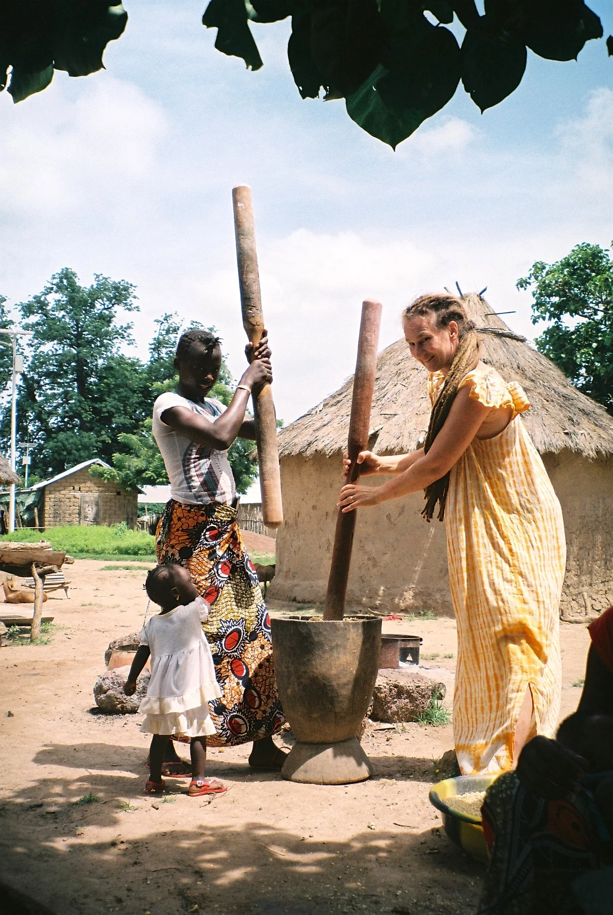 2017 in Niagassola / Guinea, der Heimat meines Mannes, beim Hirse-Stampfen.