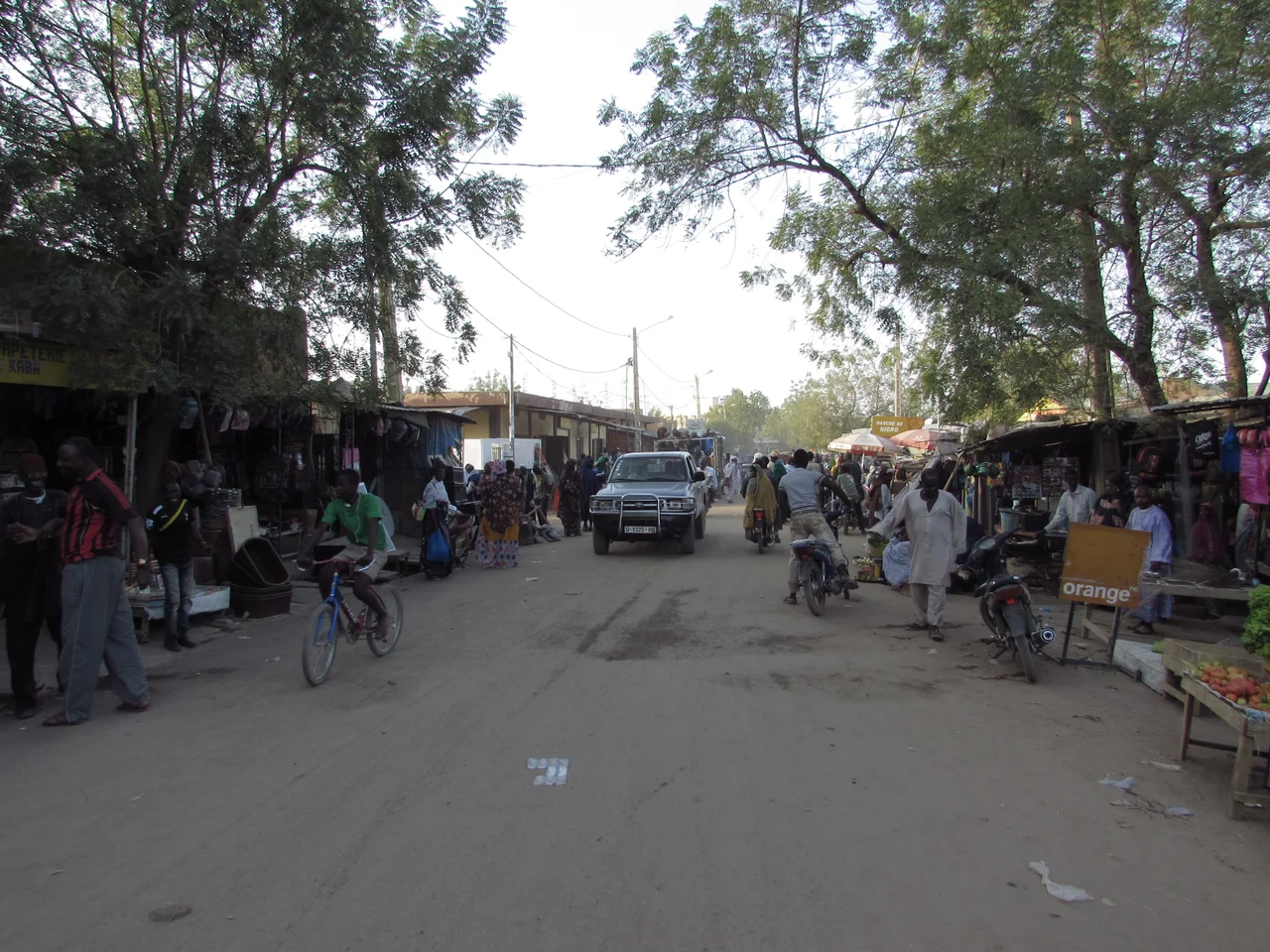 Straßenszene in Nioro du Sahel im Nordwesten Malis
