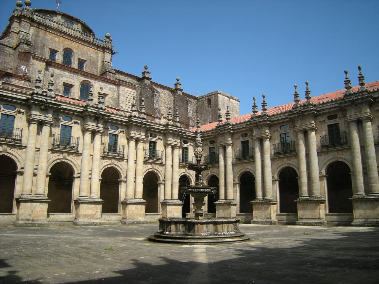 Claustro procesional.

Esta foto participó en el juego En un lugar de Flickr.