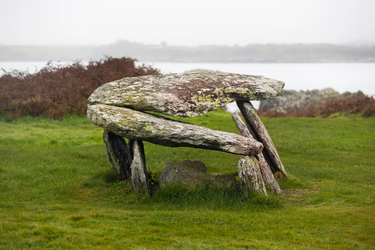 Altar Wedge Tomb in Toormore, camera view aligned along the ENE–WSW axis towards Mizen Peak.