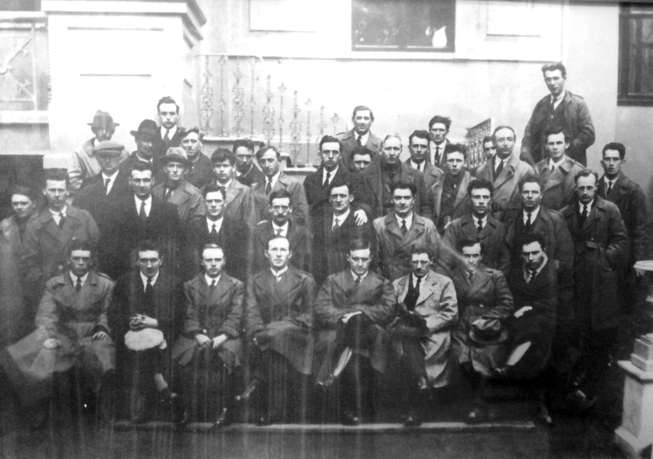 Liam Lynch with some of his Divisional Staff and Officers of the Brigades including the 1st Southern Division who attended as delegates to the Army Convention at the Mansion House, Dublin, on 9 April 1922.
Front: Sean Lehane, Tom Daly, Florrie O'Donoghue, Liam Lynch, Liam Deasy, Sean Moylan, John Joe Rice, Humphrey Murphy.
Second: Denis Daly, Jimmy O'Mahony, George Power, Michael Murphy, Eugene O'Neill, Sean McSwiney, Dr Pat O'Sullivan, Jim Murphy, Moss Donegan, Gerry Hannifin.
Third: Jeremiah Riordan, Michael Crowley, Dan Shinnick, Con Leddy, Con O'Leary, Tom Hales, Jack O'Neill, Sean McCarthy, Dick Barrett, Andy Cooney.
Fourth: Tom Ward, John Lordan, Gibbs Ross, Tadgh Brosnan, Dan Mulvihill, Denis McNeilius.

Back: Con Casey, Pax Whelan, Tommy McEllistrim, Michael Harrington.