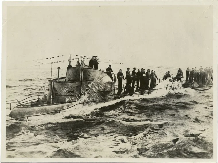 The U-58, captured by the U.S.S. Fanning and U.S.S. Nicholson (17 November 1917). Image ID: 437637