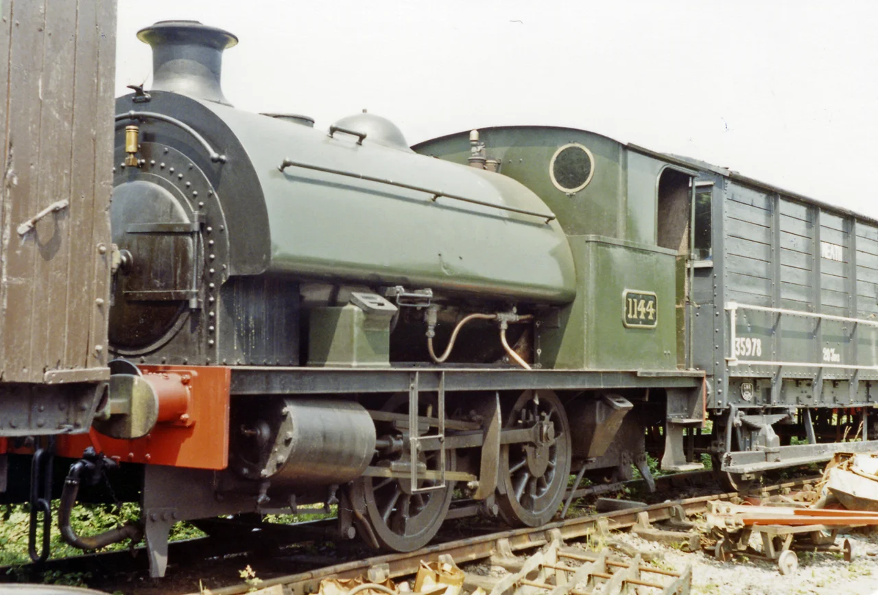 Former GWR 0-4-0ST on Gwili Railway at Bronwydd Arms, 1992.
Acquired by the heritage Gwili Railway, but currently working on Bryan Nicholl's private sidingat at Gotherington (Gloucestershire & Warwickshire Railway), No. 1144 had been until 9/48 GWR No. 974, built by Hawthorn Leslie in 1909 for the Swansea Harbour Trust and withdrawn by BR in 1/60.