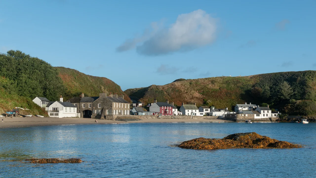 View towards the hamlet of Porthdinllaen from the southern end of the bay