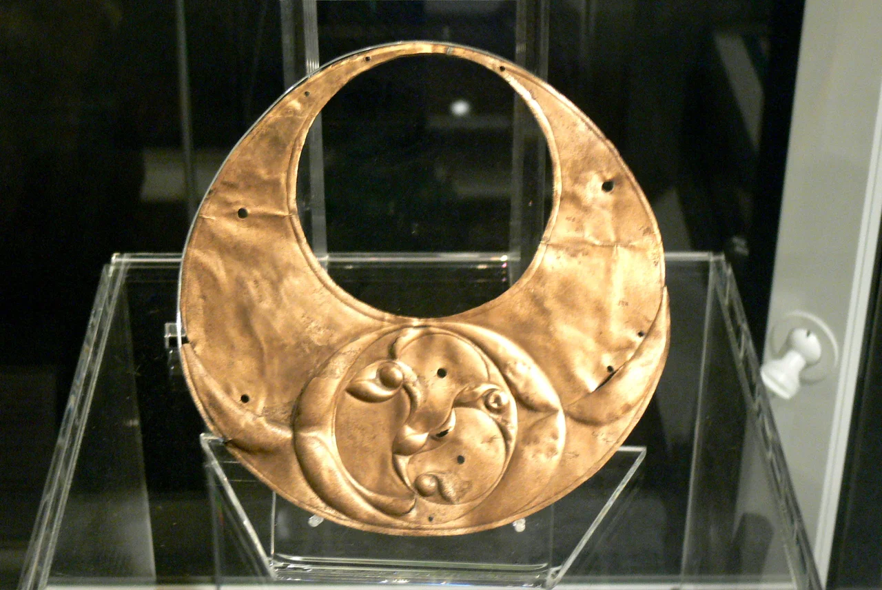 National Museum of Wales ( Cardiff ). Crescentic bronze plaque with triskele decoration, from Llyn Cerrig Bach lake deposit ( 200 BC - 100 AD).