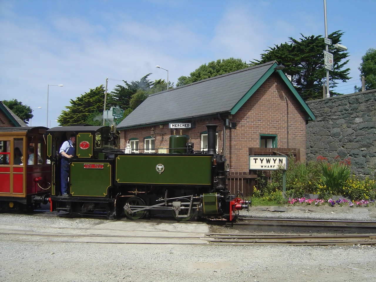 Talyllyn Railway Number 7: Tom Rolt at Tywyn Wharf
Cymraeg:  Rheilffordd Talyllyn Injan Rhif 7 Tom Rolt yng ngorsaf Tywyn Wharf
Deutsch:  Talyllyn Railway: Lok Nr. 7 Tom Rolt im Bahnhof Tywyn Wharf