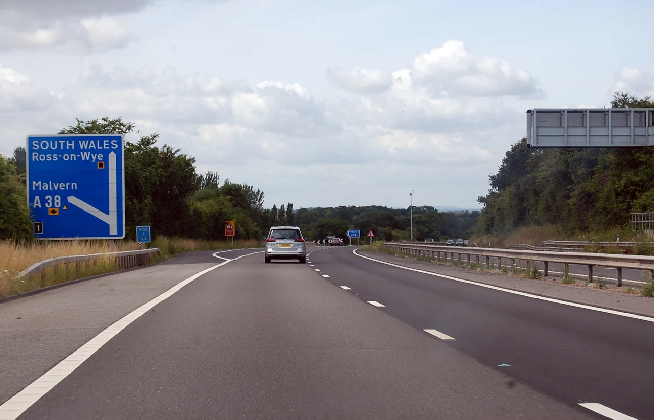 M50 approaching Junction 1 westbound
