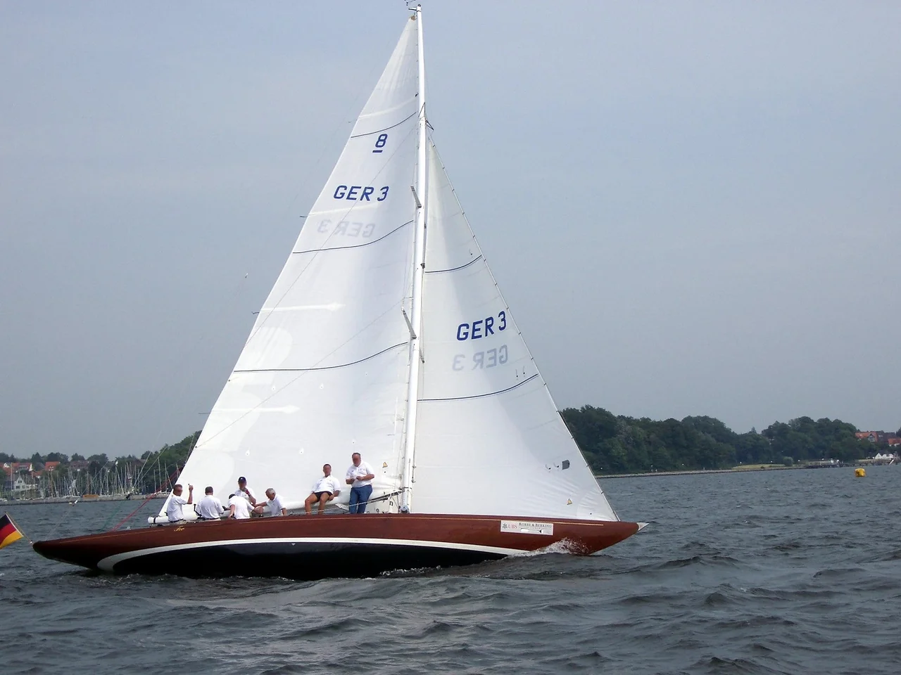 Segelboot der Bootsklasse 8 Meter-Klasse (8mR) auf der Kieler Förde.
Yacht Name: Feo
Designer: Charles E. Nicholson
Builder: Camper & Nicholsons - Gosport 1927