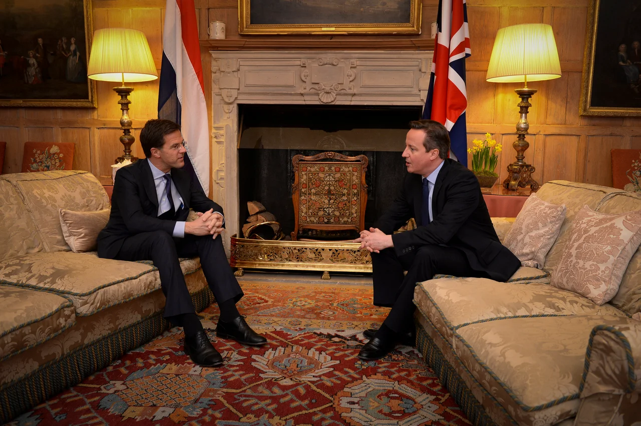 Minister-president Rutte heeft vanavond gesproken met zijn Britse collega Cameron op diens buitenverblijf Chequers. Op de agenda stonden actuele Europese dossiers, zoals de versterking van de interne markt en het Europese klimaat-, energie- en industriebeleid. Daarnaast is vooruitgeblikt op de Europese Verkiezingen van eind mei en de instelling van de nieuwe Europese Commissie. Het Nederlandse kabinet maakt zich er sterk voor dat de nieuwe Europese Commissie duidelijke prioriteiten stelt volgens het motto ‘Europees wat moet, nationaal wat kan’. Door zich te richten op de kerntaken kan Europa beter functioneren ten behoeve van groei, banen en stabiliteit.