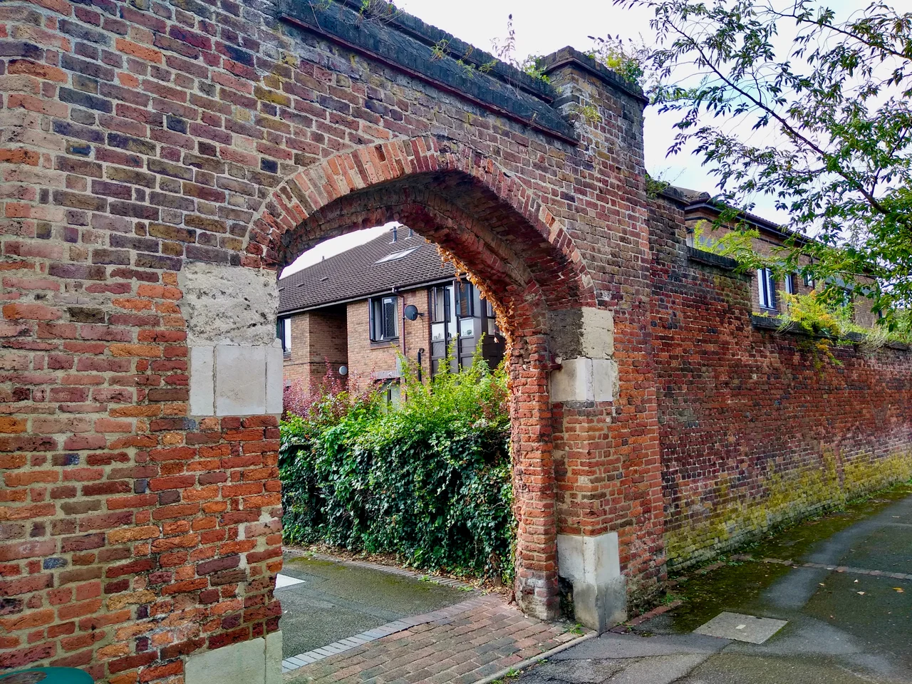 Grade II listed gateway to the former Oatlands Palace (built c. 1545 for Henry VIII), Gate Court, Weybridge, Surrey.