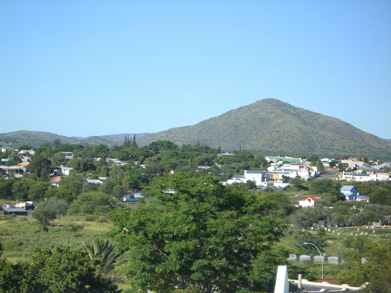 Part of the skyline of Hochland Park, matched to be compared to the historic picture in the English Hochland Park article. Picture has been taken from Opsprey Road, in Western direction