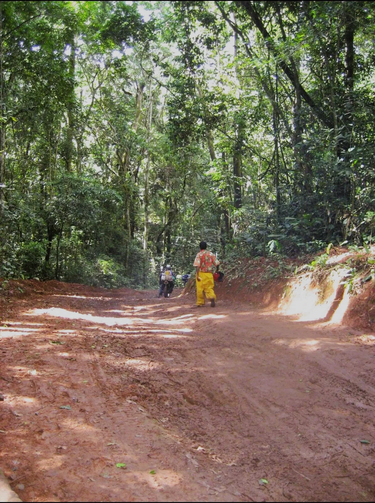 Dans une étendue forestière d'environ 10 kilomètres entre Kilembwe et Salimabila, la nouvelle route fraîchement ouverte était tellement glissante à cause de la pluie que nous ne pouvions pas rouler