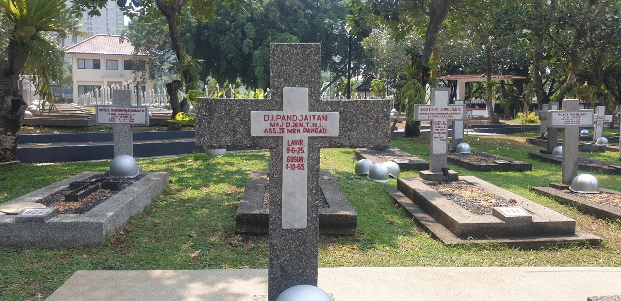 Foto makam D.I. Pandjaitan di TMPNU Kalibata, Jakarta