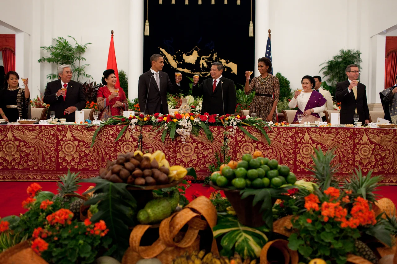 United States President Barack Obama offers a toast during the state dinner hosted by President Susilo Bambang Yudhoyono at the Istana Negara State Palace in Jakarta on 9 November 2010.