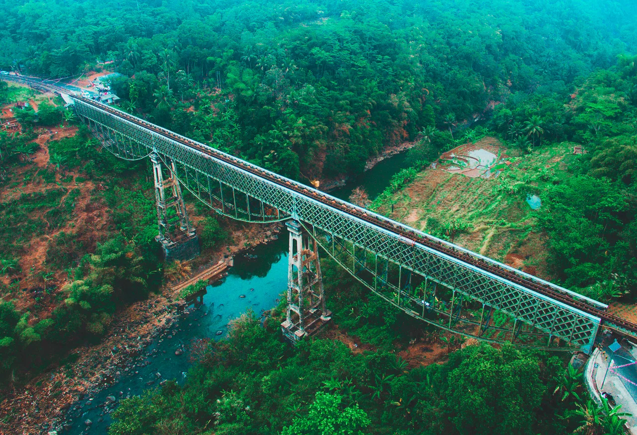 Suasana Jembatan Cirahong di pagi hari. Selain menjadi jembatan kereta api, Cirahong juga bisa dilalui oleh kendaraan roda dua dan roda empat. Sejak 1900 Cirahong menghubungkan antara Sukapura ( sekarang Kabupaten Tasikmalaya ) dengan Galuh ( Kabupaten Ciamis ).