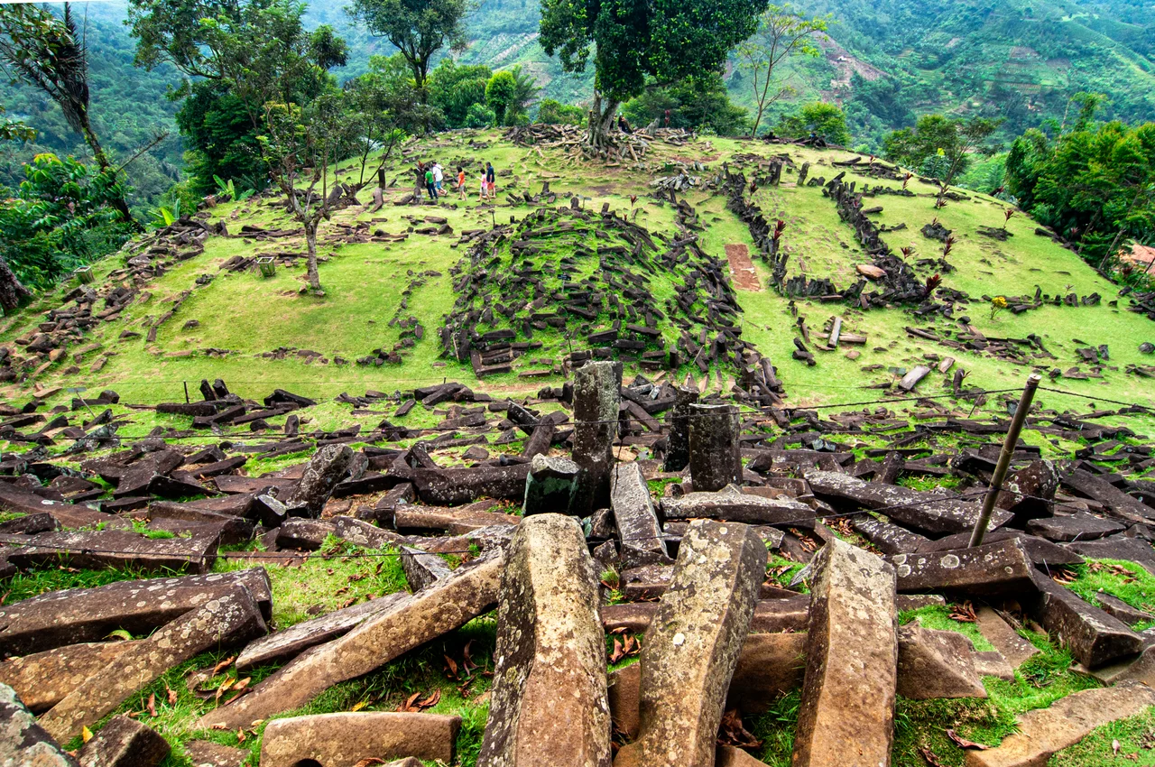 Situs Gunung Padang merupakan situs prasejarah peninggalan kebudayaan Megalitikum di Jawa Barat. Tepatnya berada di perbatasan Dusun Gunungpadang dan Panggulan, Desa Karyamukti, Kecamatan Campaka, Kabupaten Cianjur