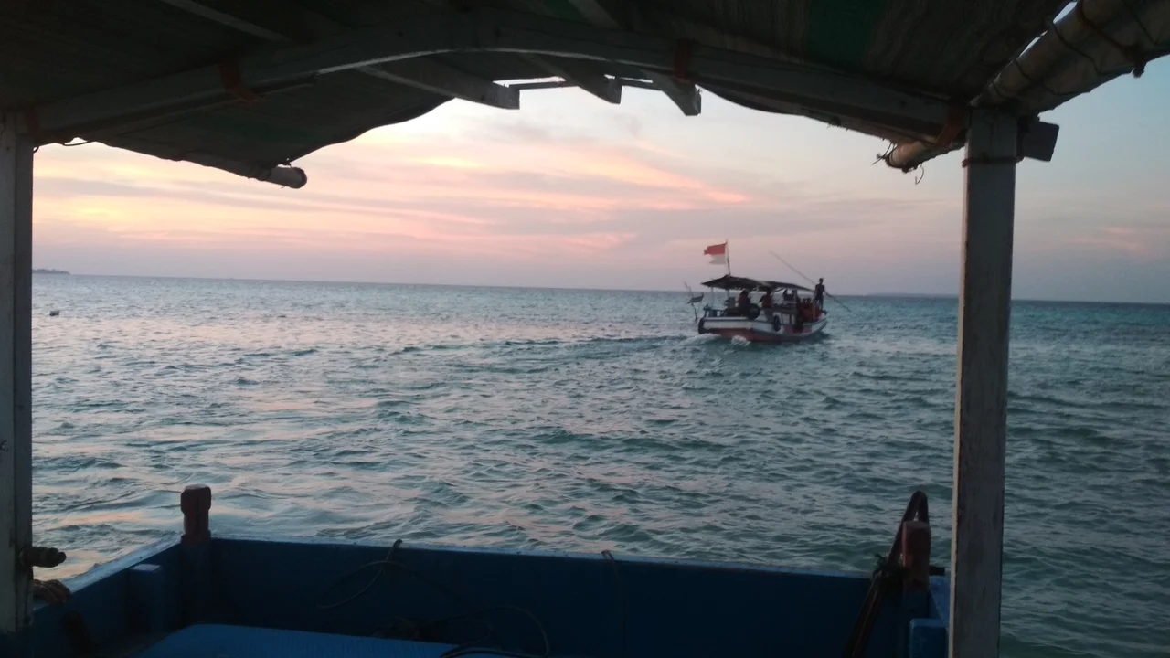 Suasana senja di tengah perairan Karimunjawa.