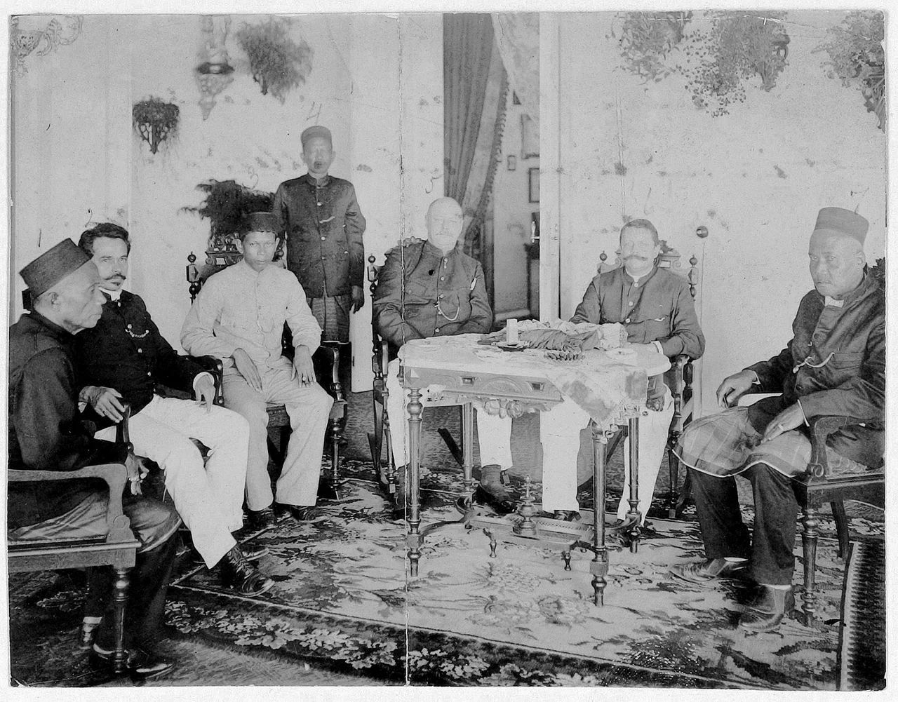 Kapitulation des Kronprinzen MartaNingrat des Sultanats von Djambi (Jambi) auf Sumatra vor dem holländischen Residenten O. L. Helfrich, der die Insignien in Empfang nimmt.