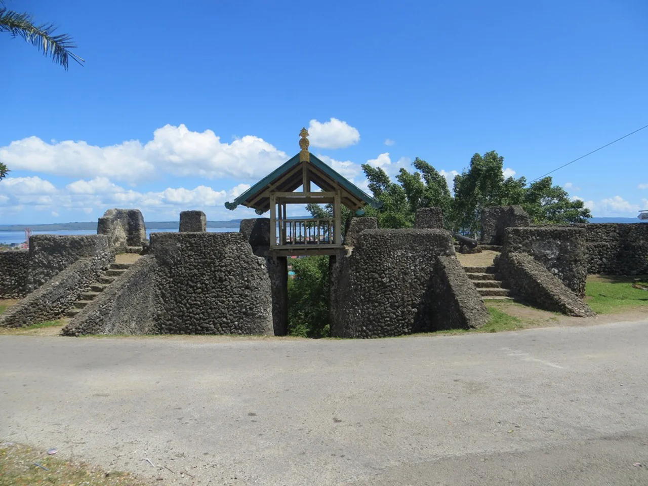 Benteng Wolio atau Benteng Keraton Buton merupakan salah satu objek wisata bersejarah di Kota Baubau