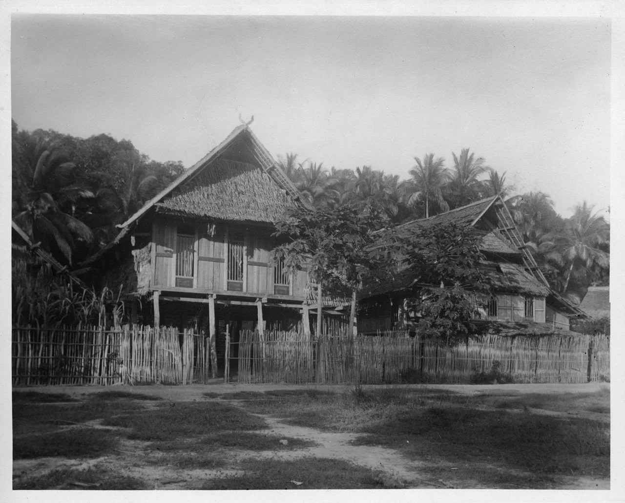 Note:  For documentary purposes the original description provided by the National Museums of World Culture has been retained. These historical descriptions may be factually incorrect, outdated or offensive. Alternative descriptions are encouraged separately from the original description. Additionally errors can be reported at this page.Boeginesiska hus i Kendari, öst-Celebes.
Plats: Sulawesi (region); Indonesien (land); Celebes, Kendari, Sydöst-Celebes (annan)
Motivord: hus, byggnad

Sökord: staket