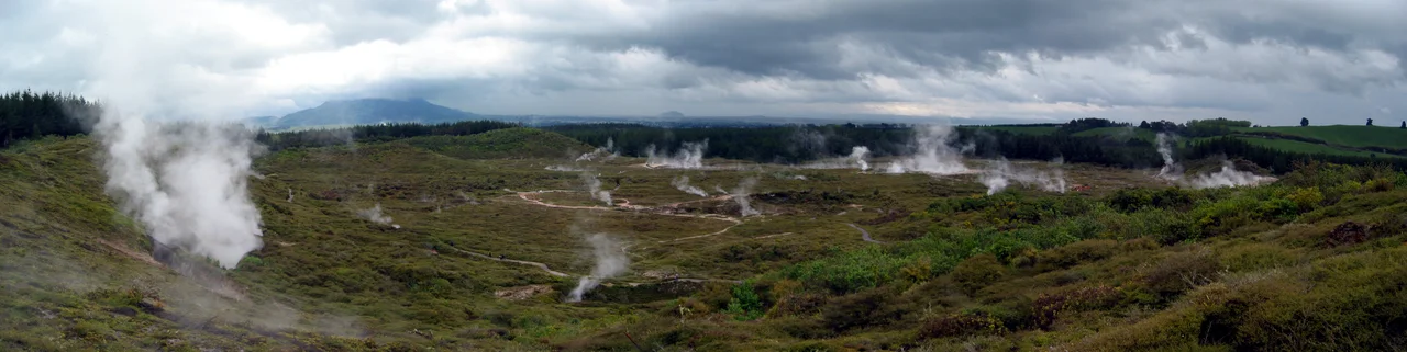 Craters of the Moon (Karapiti), Taupo, New Zealand.

Compositiefoto gemaakt tijdens onze vakantie in 2004
