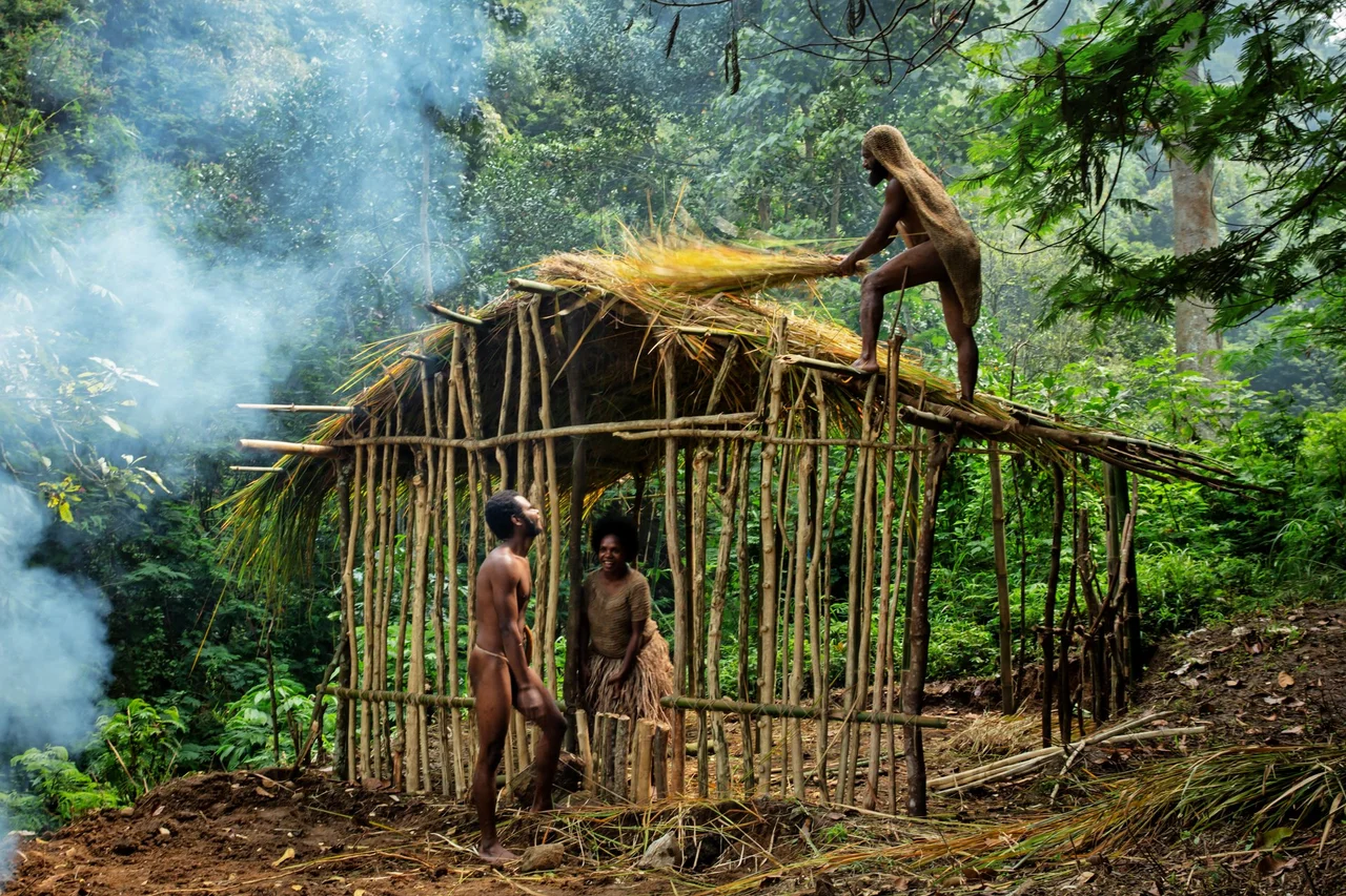 Emawa sebagai rumah laki-laki, namun dalam kehidupan sehari masyarakat biasanya memahami lebih dalam yaitu Owaada sebagai kebun bagi tanaman yang diyakini memunyai nilai khusus dalam budaya karena keberadaannya, sangat terkait dengan Tokoh dalam gerakan mesianis dalam Suku Mee/Ekagi. Disatu sisi Emawa dipahami sebagai sebuah rumah kebenaran,yang diartikan dengan: tempat ini adalah tempat pendidikan, tempat membangun relasi dengan sesama, dan tempat mensyukuri kehidupan dari Sang Pencipta atau yang disebut Ugatame.