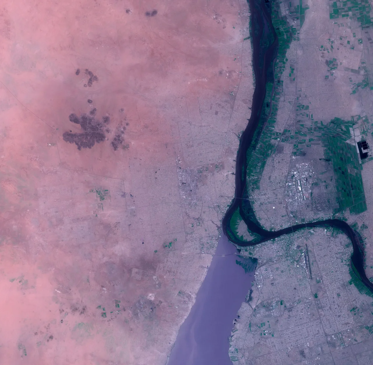 The cities Omdurman (left), Bahri (top right) and Khartoum (bottom right) divided through the Nile river.