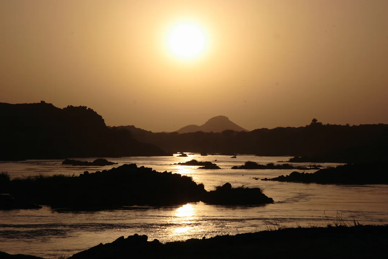 Sunset over the river Nile from Sherari Island, Dar al-Manasir, Northern Sudan.)