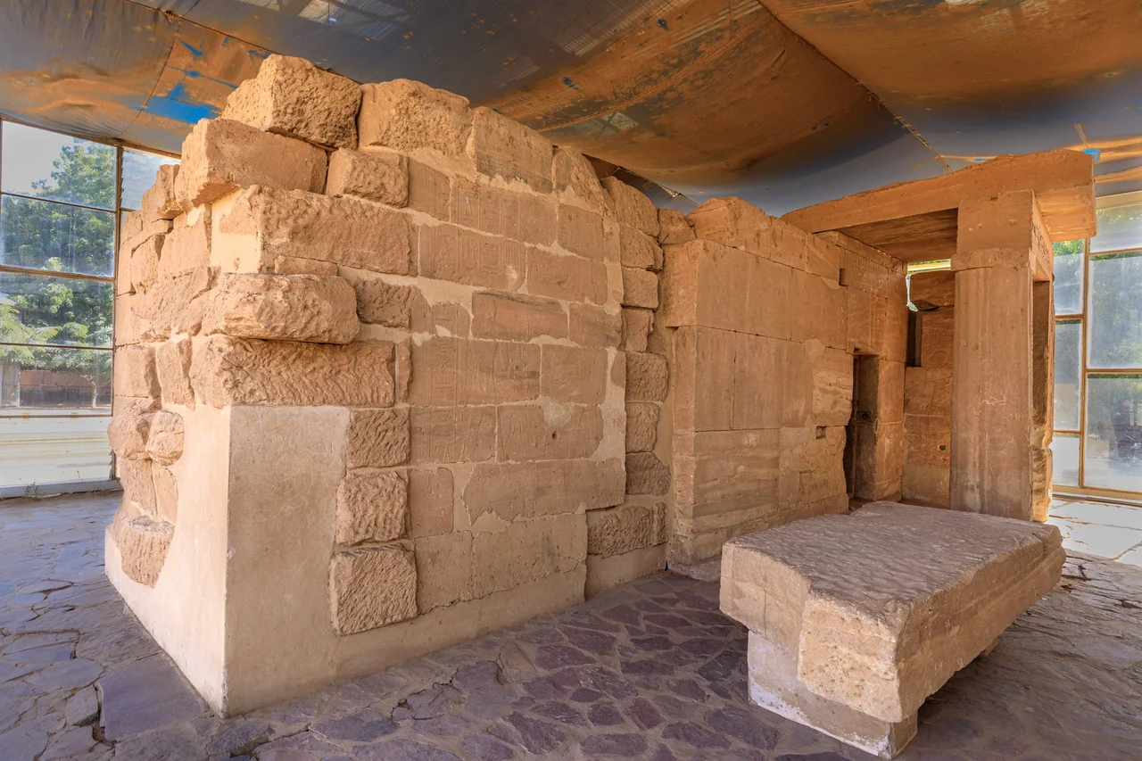 Semna was built 35 km south of the 2nd Nile-cataract as a fortified area by Sesostris III (12. Dyn., c. 1860 BC). Thutmose III (18. Dyn, 1450 BC) added a temple honouring the nubian god Dedwen, that was disassemble in 1965 und re-erected in Sudan National Museum in Khartoum. On the opposite banks of the Nile there is the fortification of Kumma - both submerged in the Nubian Lake, part of the Nasser Lake. George A. Reisner investigated them in the late 1920s.