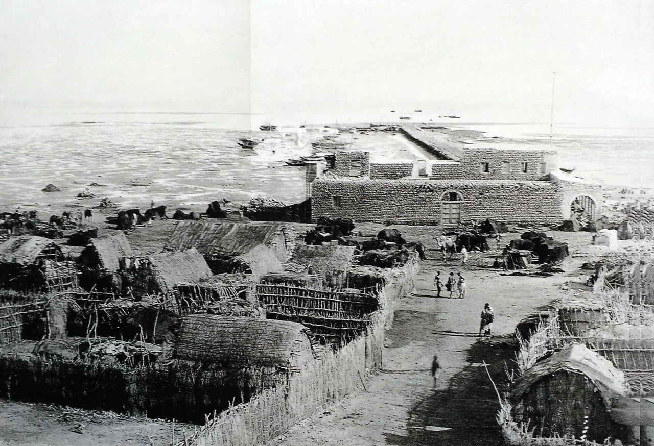 Photo showing part of the Zeila waterfront, with the jetty and the old custom house, at low tide. Undated but most likely taken prior to the end of the Ottoman-Egyptian period (1885). This image has been made by joining together the two parts of the original photo which had been split in two.