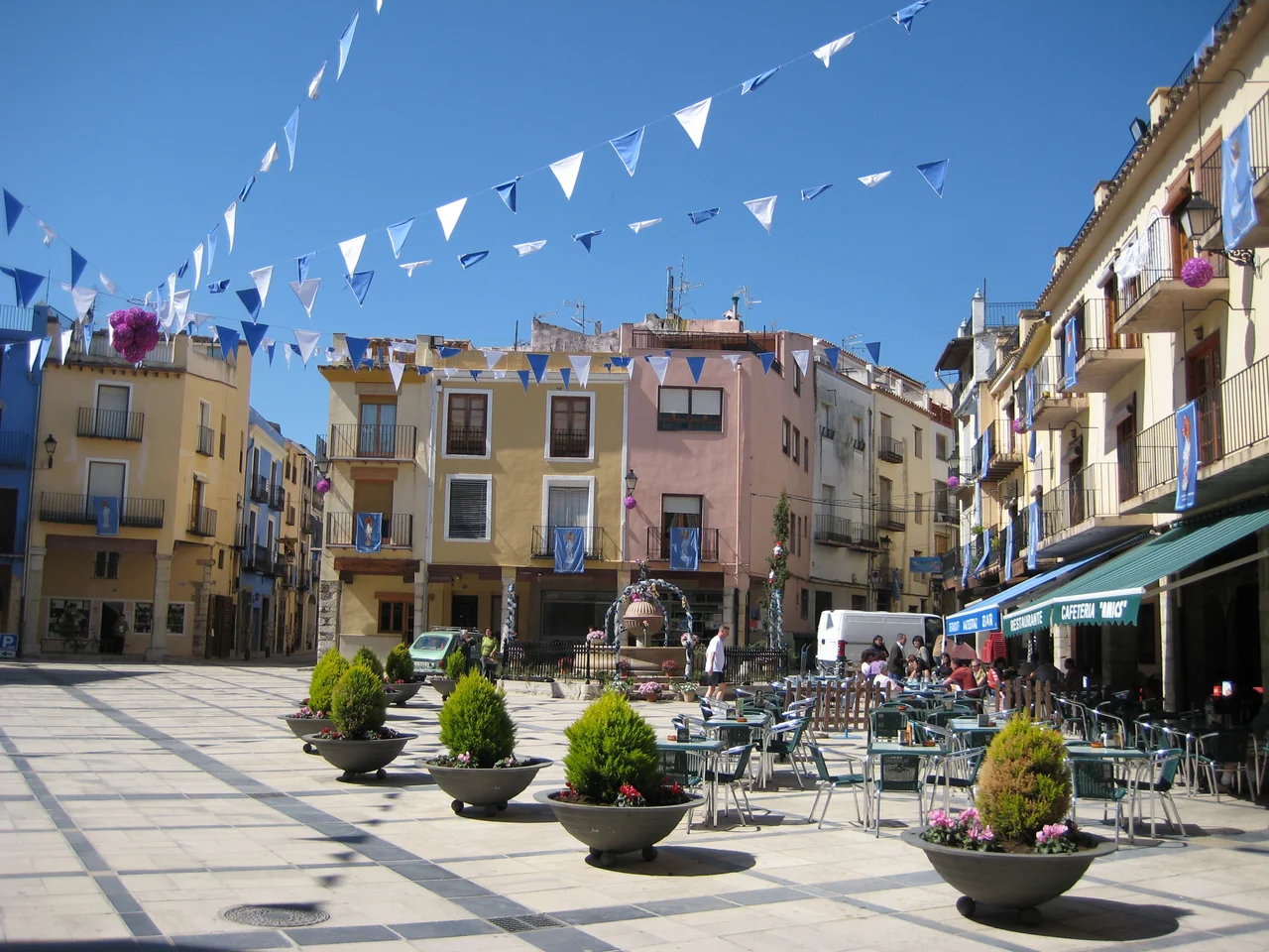 Plaça major de Sant Mateu (Plana Baixa) en plena festivitat de la Mare de Déu dels Àngels