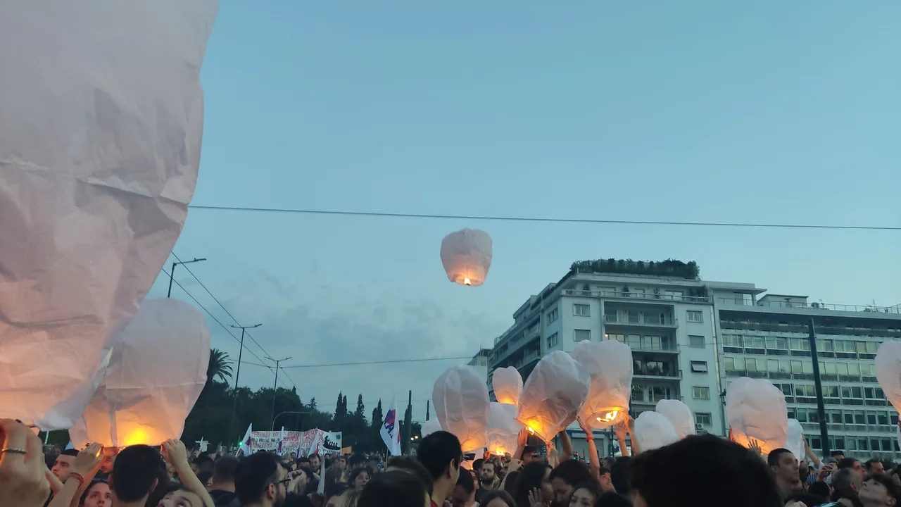 Φωτογραφία από την διαδήλωση φοιτητών και συνδικάτων στην Αθήνα για την τραγωδία ανοικτά της Πύλου όπου ναυάγησε πλοίο με εκατοντάδες πρόσφυγες. Εδώ συμμετέχοντες αφήνουν τα φανάρια να πάνε στον ουρανό ως ένδειξη τιμής στα θύματα.