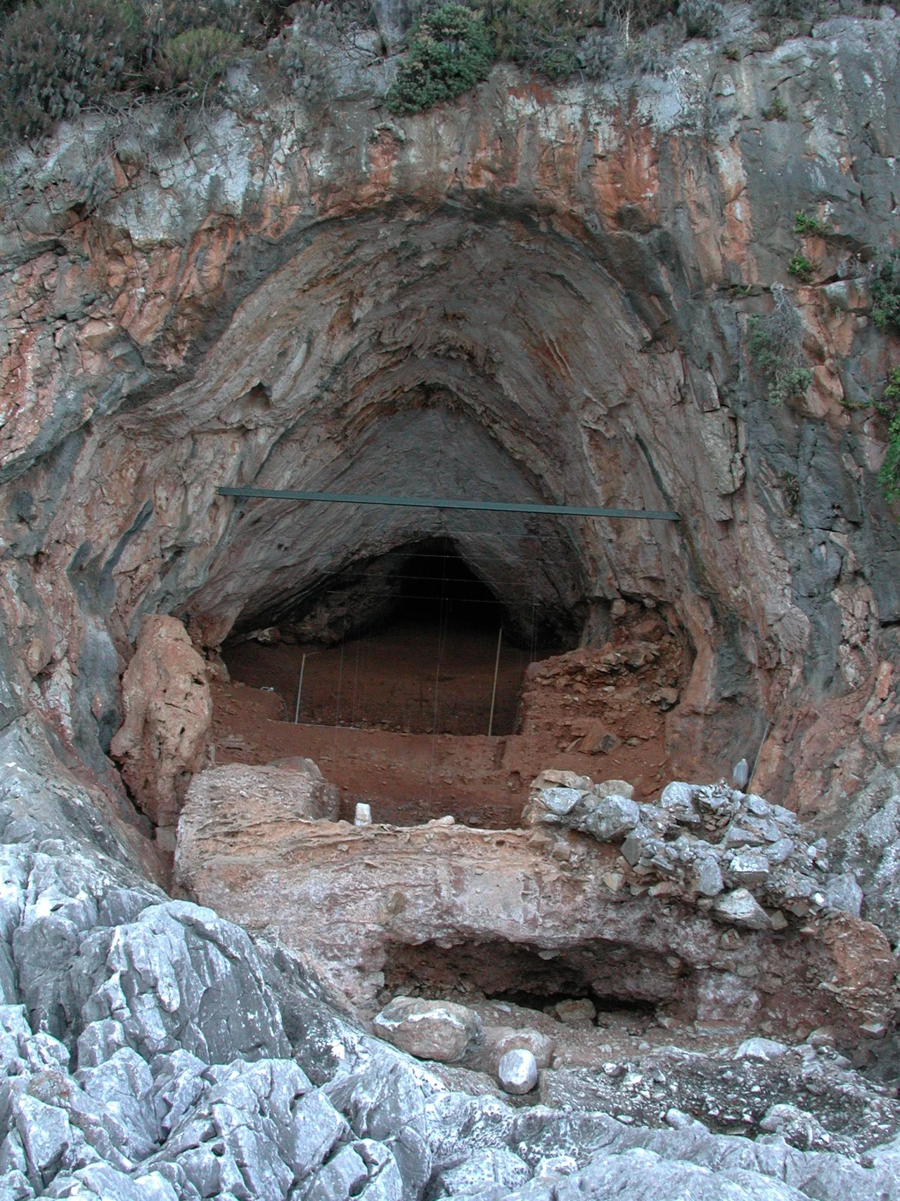 Kalamakia cave excavations in 2001