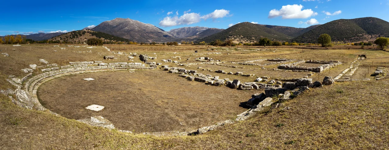 Αρχαίο θέατρο Μαντινείας. Το θέατρο της Μαντινείας βρίσκεται στο χώρο της αγοράς, στην περιοχή, δηλαδή, όπου συγκεντρώνονταν οι πολιτικές, θρησκευτικές, πολιτιστικές και κοινωνικές δραστηριότητες της αρχαίας πόλης.
Πρόκειται για μικρό, σχετικά, θέατρο, του οποίου η χωρητικότητα υπολογίζεται σε 6.200 θεατές.
Είναι από τα λίγα θέατρα που έχουν κατασκευαστεί σε επίπεδο έδαφος και όχι σε λόφο. 
Γι’ αυτό και έχει ισχυρό αναλημματικό τοίχο που συγκρατεί την τεχνητή επίχωση. 

Το υλικό κατασκευής του είναι ντόπιος ασβεστόλιθος και λευκό μάρμαρο.