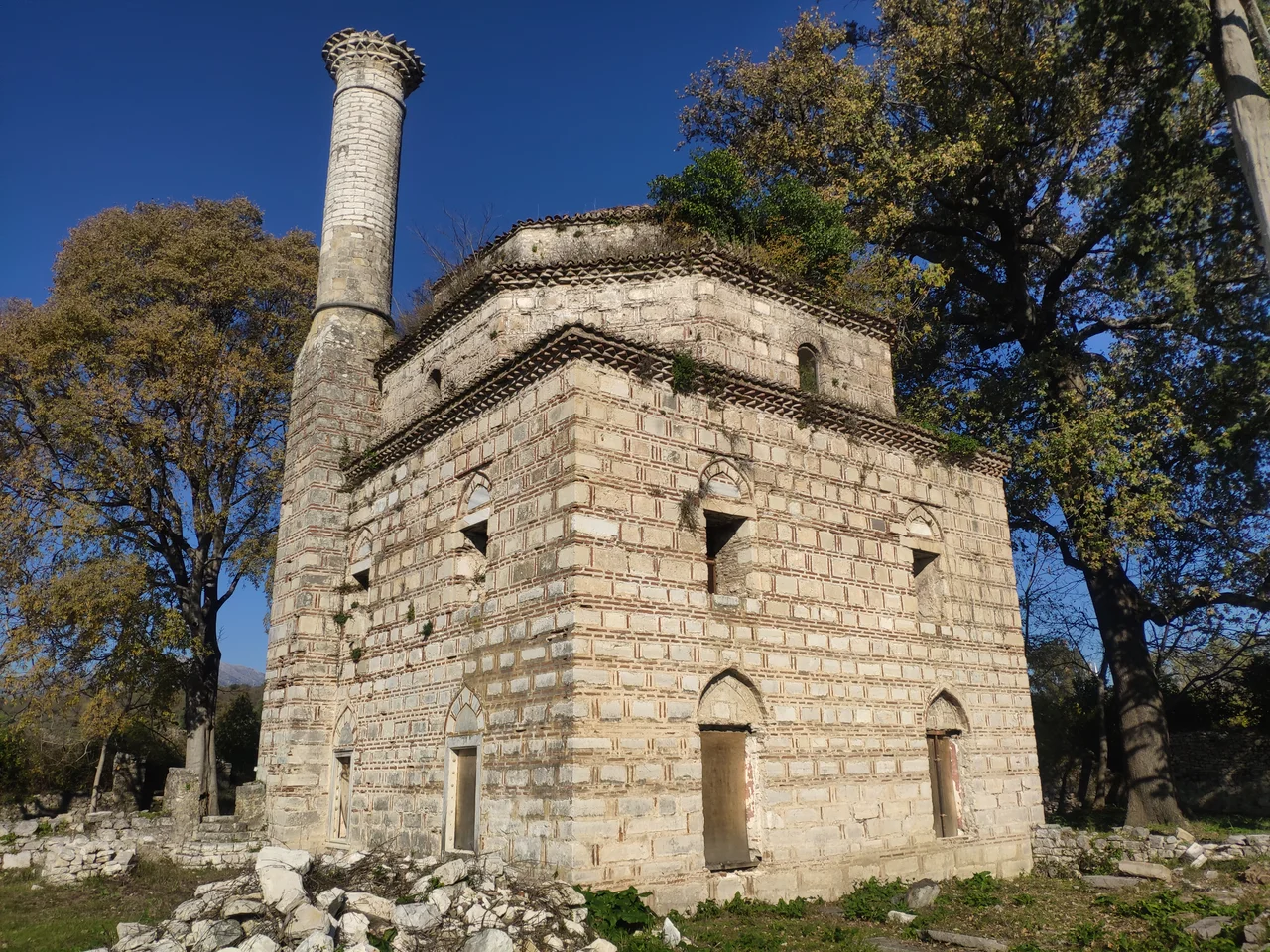 La mosquée Faik Pacha depuis le sud-ouest, en décembre 2021. Le monument est également connu sous le nom d'Imaret d'Árta.