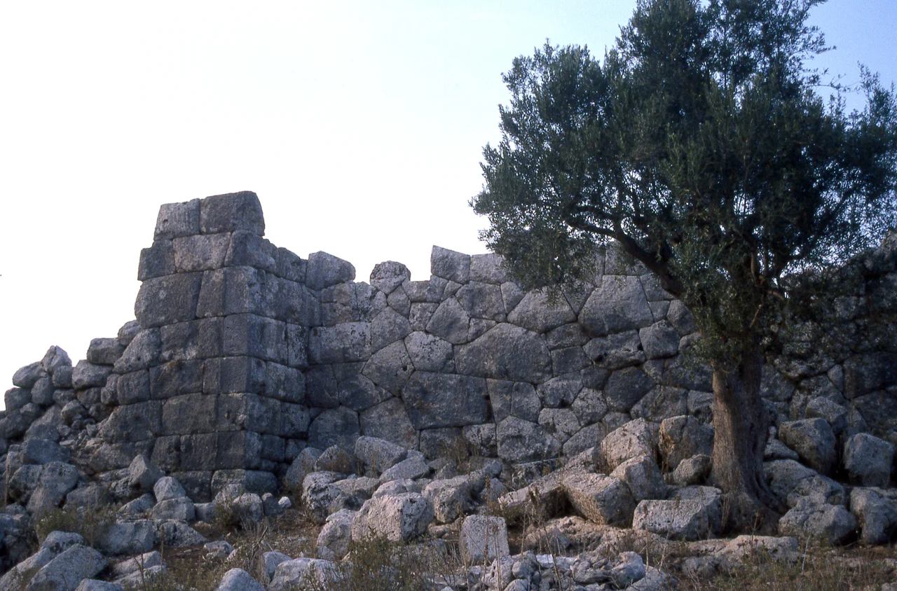Oiniadai. Harbor fortifications.