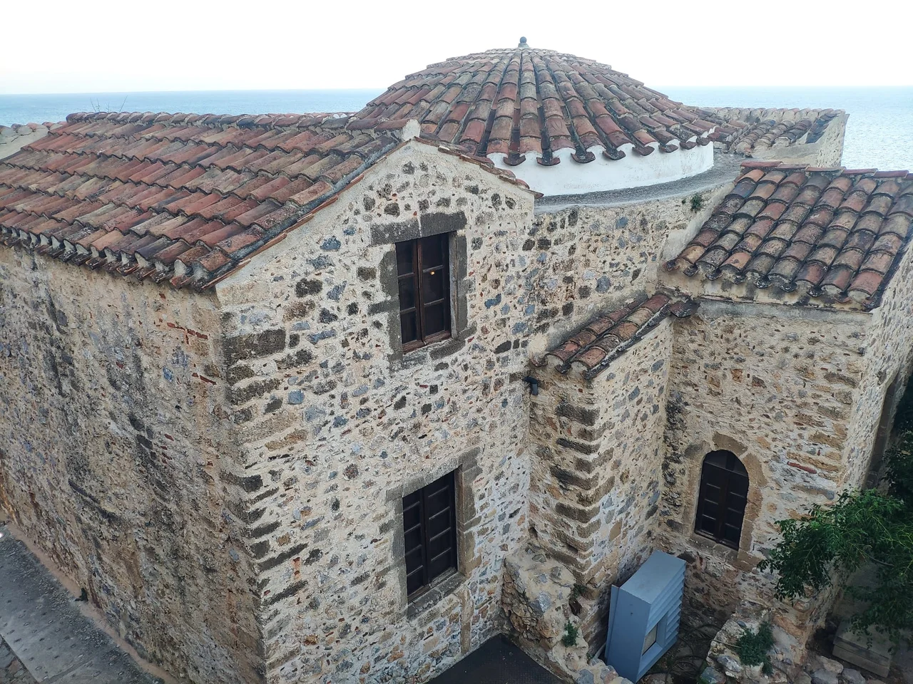 La mosquée de la ville basse de Monemvasia, qui abrite depuis 1999 la collection archéologique de la ville, vue depuis une terrasse au nord-ouest.