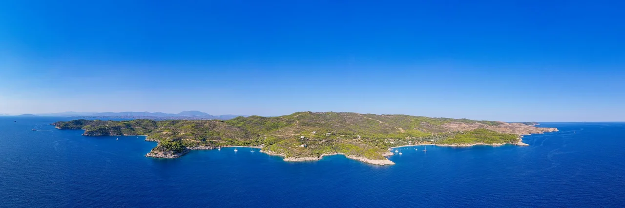 Panorama-Blick auf den westlichen Teil von der Insel Spetses in Griechenland