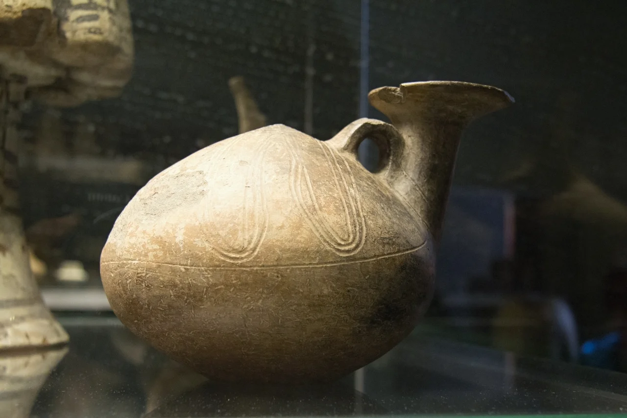 Pottery “duck vase” (“askos”), from Milos, Phylakopi I culture. Cycladic Early Bronze Age, EC III, 2300 – 2000 BC, British Museum GR 1865.12-14.39 BM Cat Vases A330.
