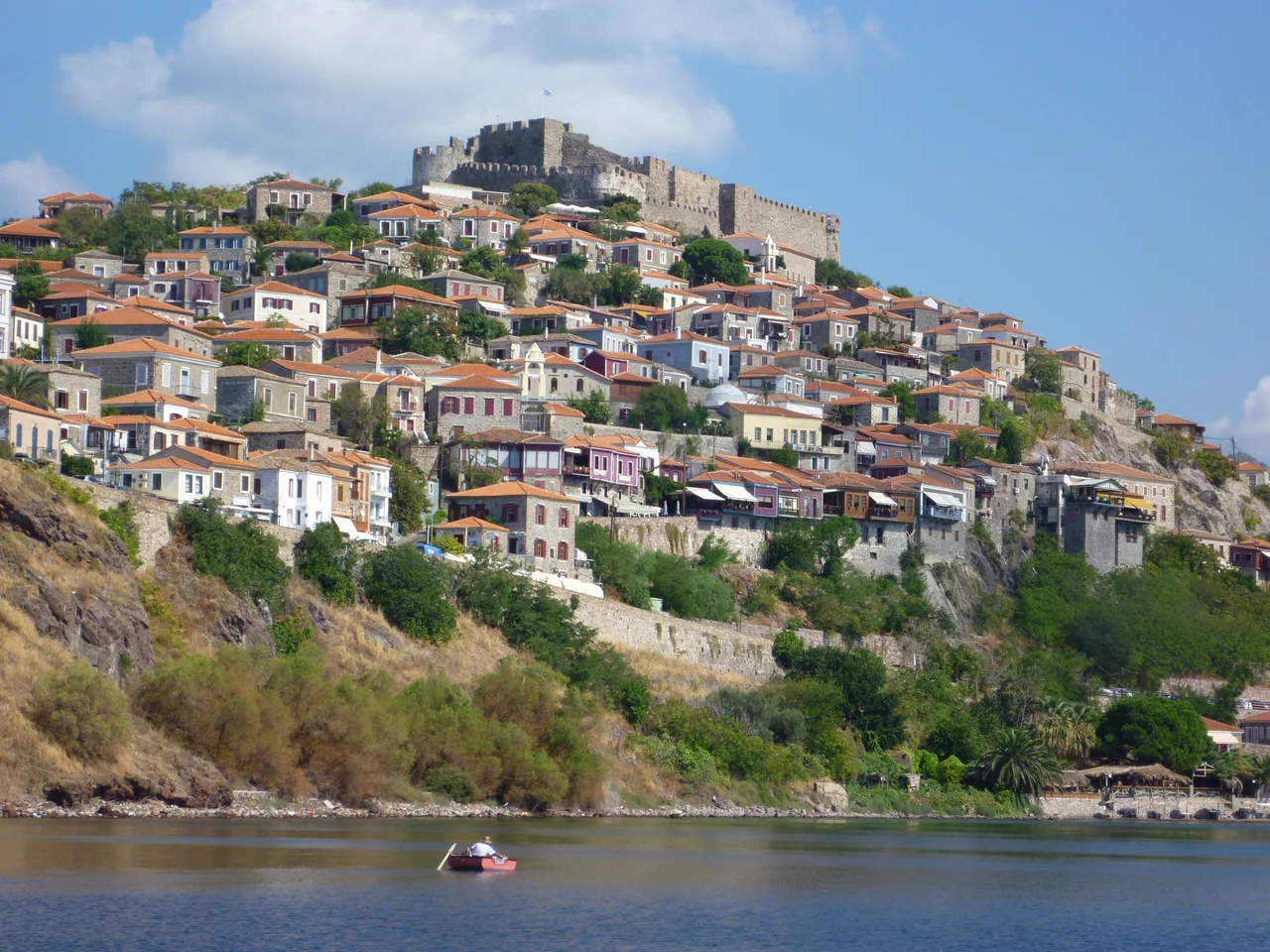 Blick auf die griechische Stadt Mithymna (Molivos), die sich im Norden der Insel Lesbos befindet. Die Stadt wird durch das Kastro gekrönt.