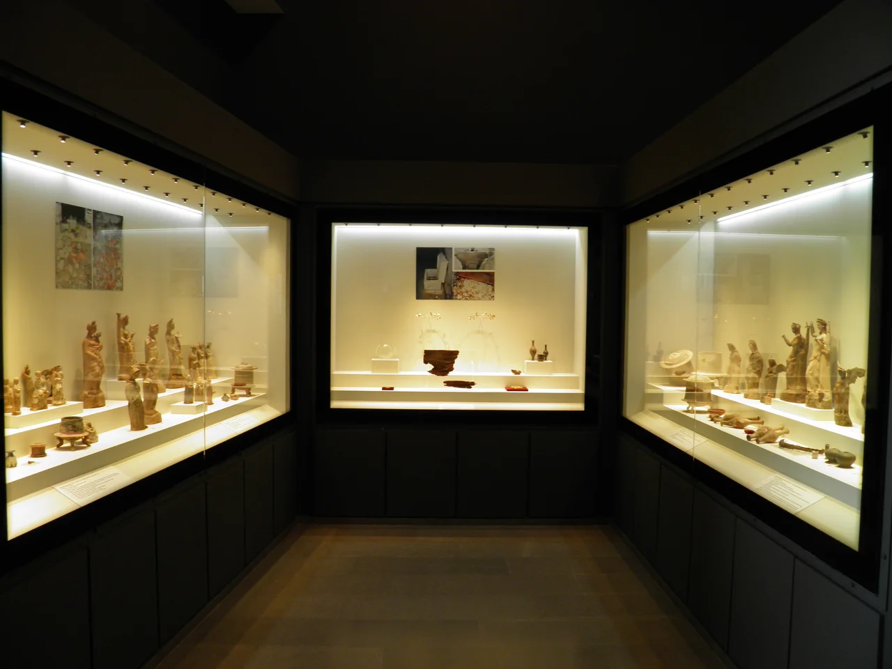 Finds from the rock-cut chamber tomb, Archaeological Museum, Pella