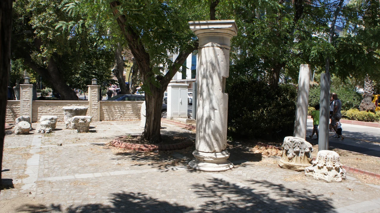 Kizikos sütün ve başlığı, MÖ. 7. yüzyıl (Erdek açıkhava park müzesi)