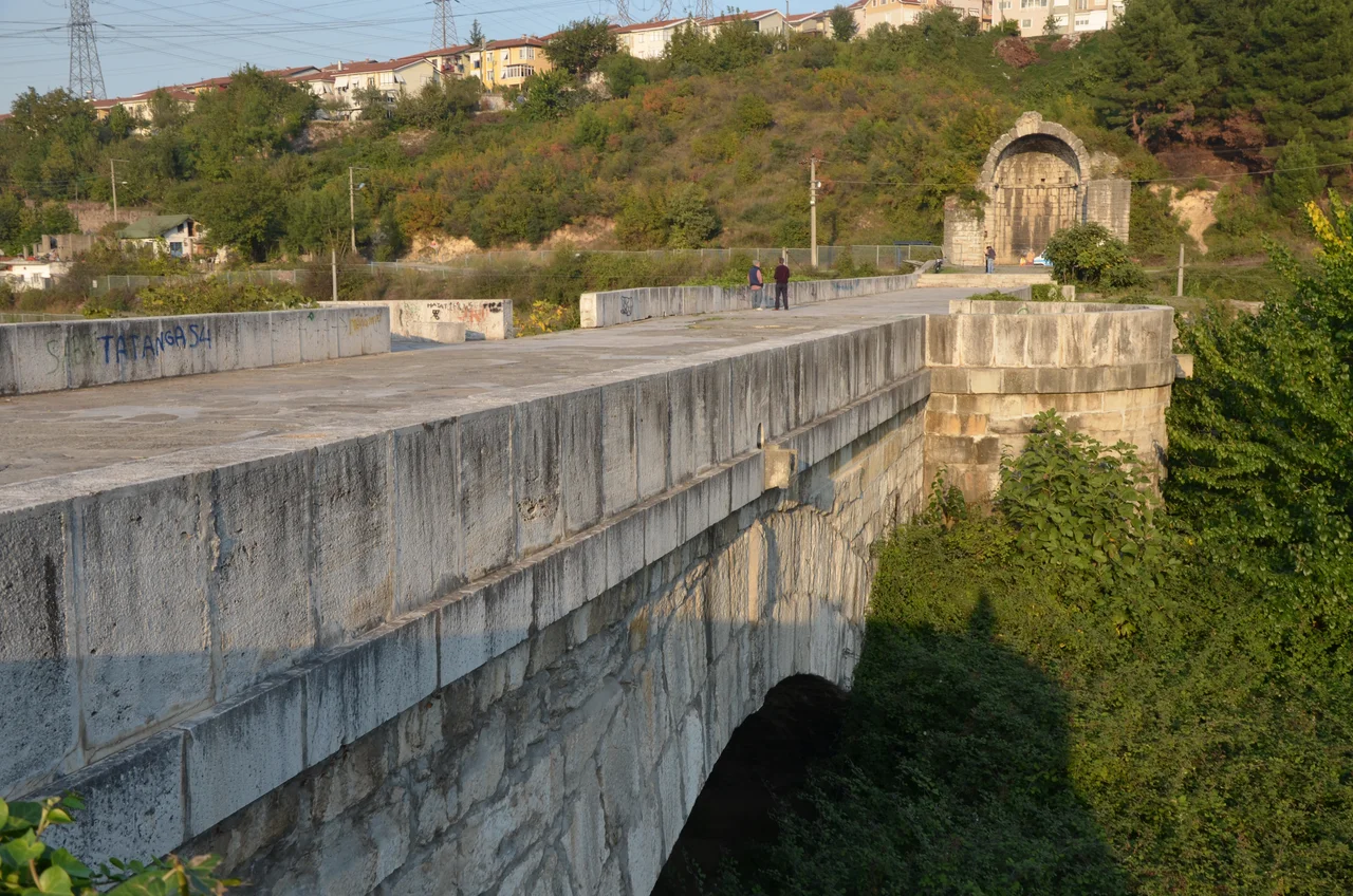 The bridge is built of blocks of limestone, and, including the abutments at each end, totals 429 m in length, with a width of 9.85 m and a height of up to 10 m.