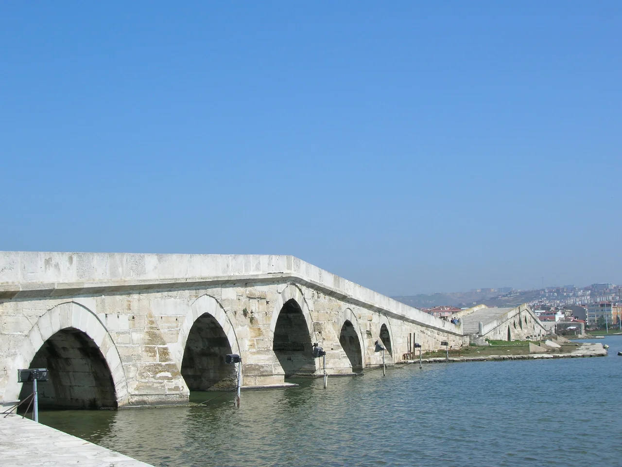 Puente imperial Otomano construido por Mimar Sinan, Arquitecto imperial Otomano, este conjunto de puentes formaba parte del camino de Estambul hacia occidente.