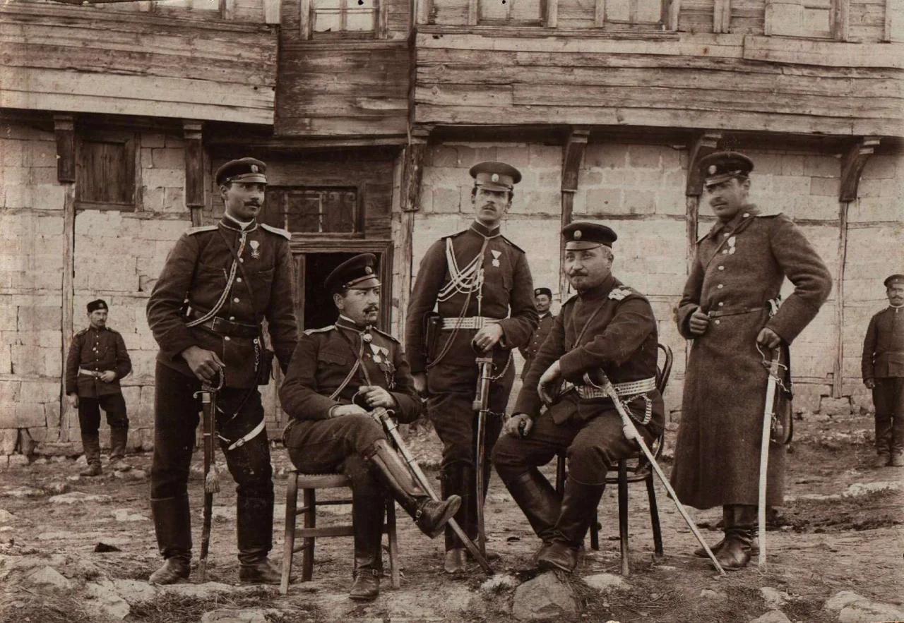 Photo from Çatalca. From left to right: Lieutenant Andreya Miskanov, Lieutenant Boris Bogdanov, Lieutenant Ivan Shapkarev reserve lieutenant Zografov and lieutenant Yakimov, First Balkan War.